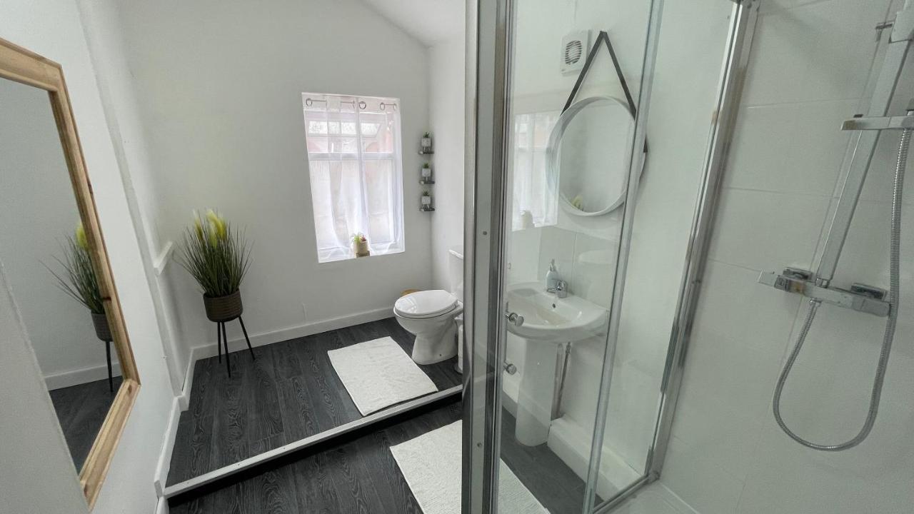 Spacious 6 Bed Home Near City & Albion Stadium Perfect For Contractors! Birmingham Bagian luar foto